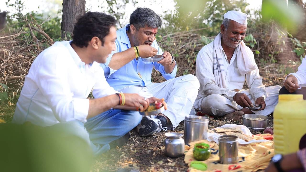 युवा संघर्ष पदयात्रा सध्या बीडमध्ये आहे. तिथे कापूस उत्पादक शेतकरी कुटुंबाशी रोहित पवार यांनी संवाद साधला. त्यांच्यासोबत शेतात जेवण केलं. 