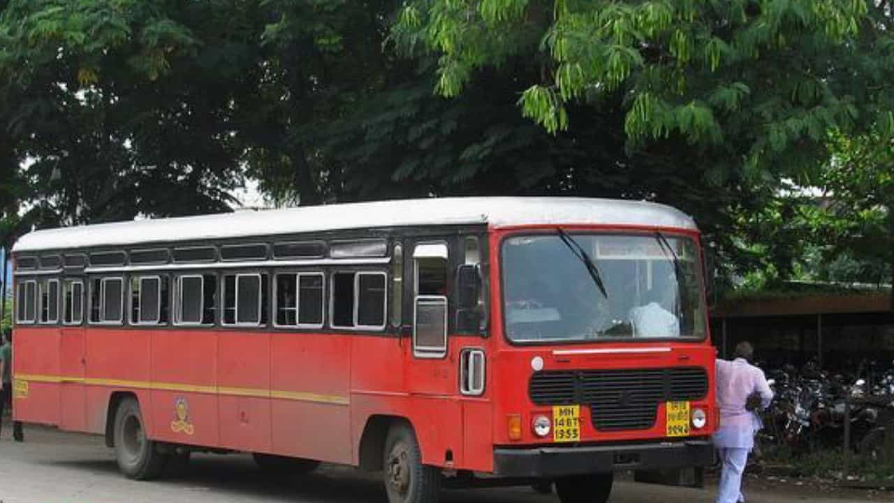 MSRTC Employee Salary : खायचं काय? जगायचं कसं? एसटी कर्मचाऱ्यांचा इतका महिन्याचा पगार रखडला MSRTC Employee Salary : खायचं काय? जगायचं कसं? एसटी कर्मचाऱ्यांचा इतका महिन्याचा पगार रखडला
