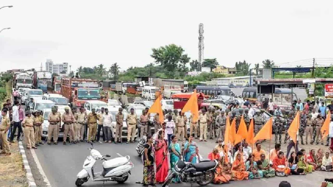 बीडला आंदोलनाची सर्वाधिक झळ, जीवे मारण्याच्या प्रयत्नाचे सात गुन्हे दाखल