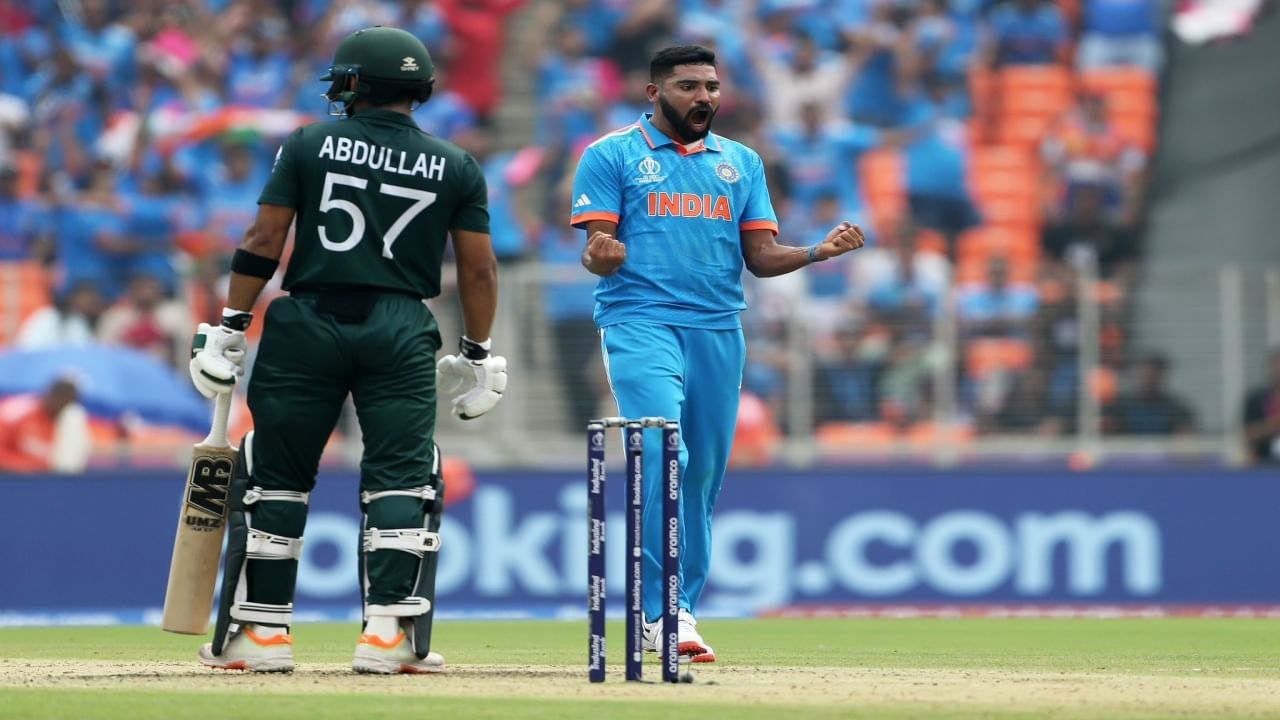 तर टीम इंडियाचा वेगवान गोलंदाज मोहम्मद सिराज याने शाहिन अफ्रिदी याला झटका दिलाय. सिराज अफ्रिदीला पछाडत नंबर 1 गोलंदाज ठरलाय. तर शाहिनची थेट पाचव्या क्रमांकावर घसरण झालीय.
