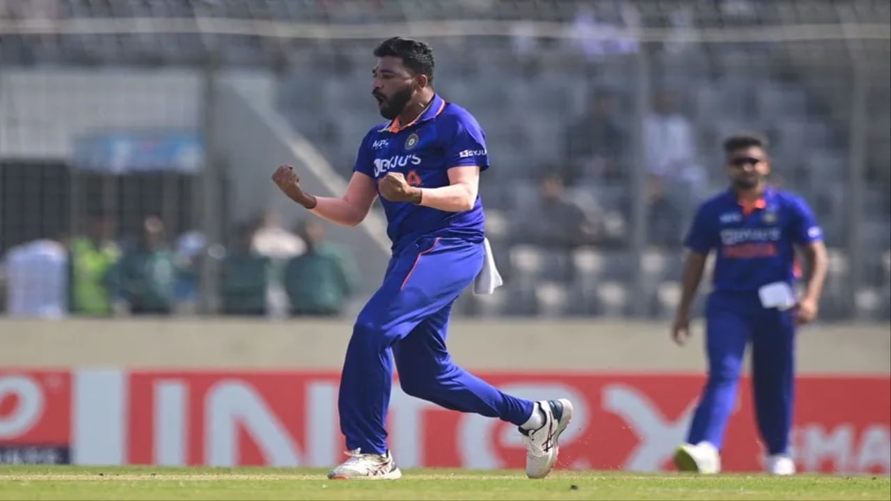 सिराजच्या नावे वनडे बॉलिंग क्रमवारीत 709 रेटिंग्स पॉइंट्स आहेत. सिराज याआधी 856 रेटिंग्स पॉइंट्ससह तिसऱ्या क्रमांकावर होता.