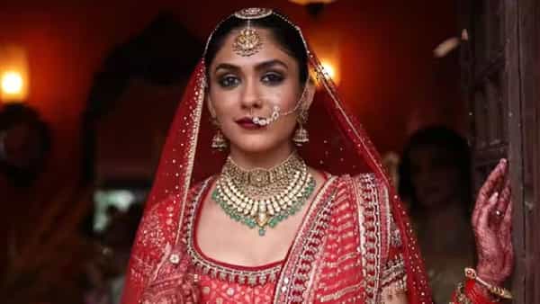 मृणाल ठाकूर हिने एक मोठा काळ बाॅलिवूड चित्रपटांमध्ये गाजवलाय. फक्त बाॅलिवूडच नाही तर मृणाल ठाकूर हिने साऊथमध्ये देखील आपला जलवा हा दाखवलाय. मृणाल ठाकूर तूफान चर्चेत आहे.