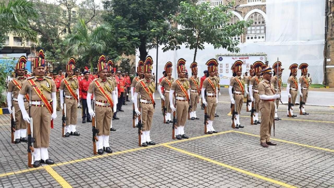  मुंबईवर झालेल्या दहशतवादी हल्ल्यात शहीद झालेले पोलीस अधिकारी आणि जवानांना वीर मरण आलं. यांच्यासाठी मुंबई पोलीस आयुक्त कार्यालयाच्या आवारात पोलीस स्मारकाला उभारण्यात आलं आहे.