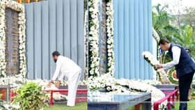 शहीद स्मारकावर जात मुख्यमंत्री आणि उपमुख्यमंत्र्यांकडून अभिवादन शहीद स्मारकावर जात मुख्यमंत्री आणि उपमुख्यमंत्र्यांकडून अभिवादन
