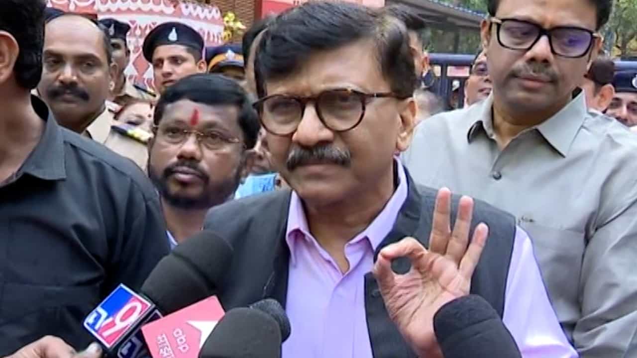 आज आनंद दिघे असते तर त्यांनी चाबकानं फोडलं असतं, संजय राऊत  यांनी कुणाला फटकारलं?