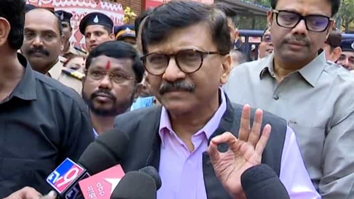 आज आनंद दिघे असते तर त्यांनी चाबकानं फोडलं असतं, संजय राऊत यांनी कुणाला फटकारलं? आज आनंद दिघे असते तर त्यांनी चाबकानं फोडलं असतं, संजय राऊत यांनी कुणाला फटकारलं?