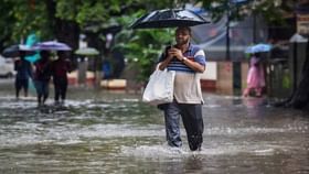 Mumbai Rains : हिवाळ्याच्या प्रतिक्षेत असणाऱ्या मुंबईत पावसाच्या सरी Mumbai Rains : हिवाळ्याच्या प्रतिक्षेत असणाऱ्या मुंबईत पावसाच्या सरी