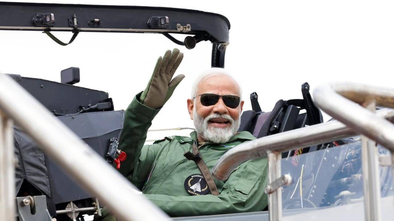 पंतप्रधान नरेंद्र मोदी यांनी तेजस फायटर विमान उडवलं. कर्नाटकातील बंगळुरूत त्यांनी ही हवाई सफर केली.