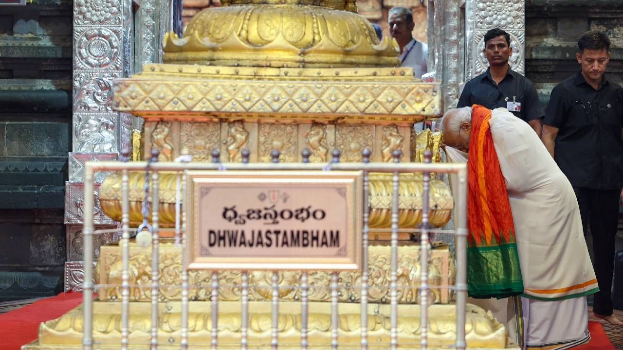 पंतप्रधान नरेंद्र मोदी हे वेंकटेश्वर मंदिरात गेले. दर्शन घेतलं. तिथे त्यांनी विधिवत पूजा केली. पंतप्रधान नरेंद्र मोदी यांनी ट्विटरवर हे फोटो शेअर केले आहेत.