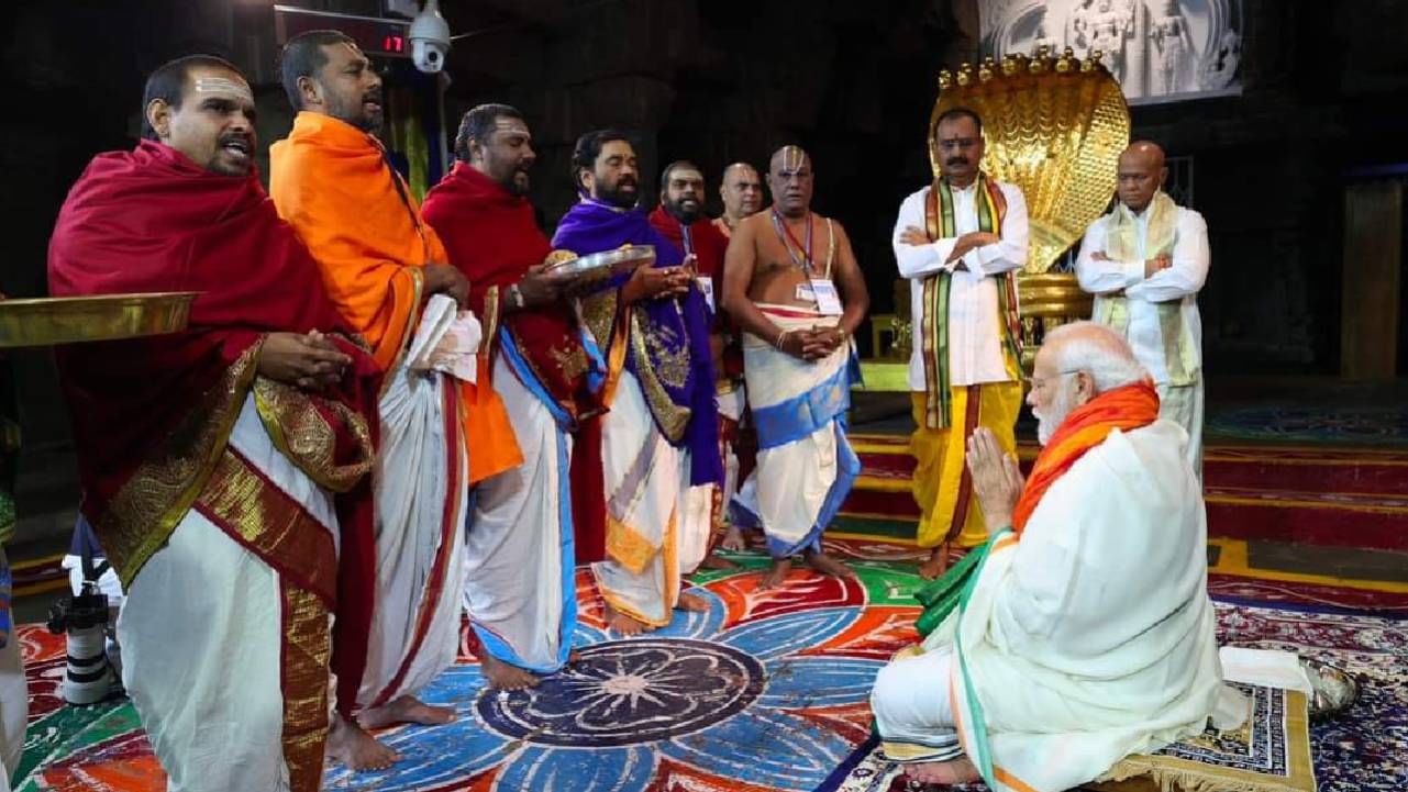  बालाजी मंदिरातील पुजाऱ्यांसोबत पंतप्रधान मोदी यांनी पूजा केली. त्यानंतर महबूबाबादच्या एका सार्वजनिक कार्यक्रमात सहभागी झाले. यानंतर तेलंगणाच्या करीमनगरमध्ये त्यांची एक सभा होणार आहे.