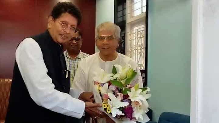 दीपक केसरकर यांनी घेतली प्रकाश आंबेडकर यांची भेट, राजकीय वर्तुळात नेमकं घडतंय काय? दीपक केसरकर यांनी घेतली प्रकाश आंबेडकर यांची भेट, राजकीय वर्तुळात नेमकं घडतंय काय?