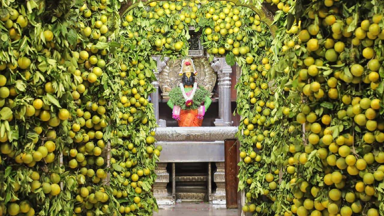 पाडव्यानिमित्त विठुरायाचा गाभारा ५ टन मोसंबीनं सजला, बघा आकर्षक सजावट