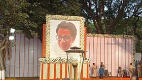 बाळासाहेब ठाकरे यांच्या अभिवादनासाठी उद्धव ठाकरे सहकुटुंब शिवतीर्थावर बाळासाहेब ठाकरे यांच्या अभिवादनासाठी उद्धव ठाकरे सहकुटुंब शिवतीर्थावर