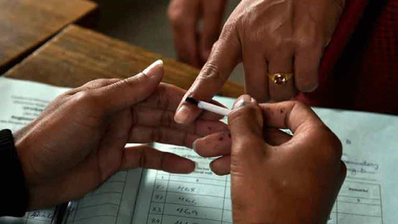 Grampanchayat Election : राज्यात ग्रामपंचायत निवडणुकीचा धुरळा, कोणत्या जिल्ह्यात कोणत्या नेत्यांची प्रतिष्ठा पणाला Grampanchayat Election : राज्यात ग्रामपंचायत निवडणुकीचा धुरळा, कोणत्या जिल्ह्यात कोणत्या नेत्यांची प्रतिष्ठा पणाला