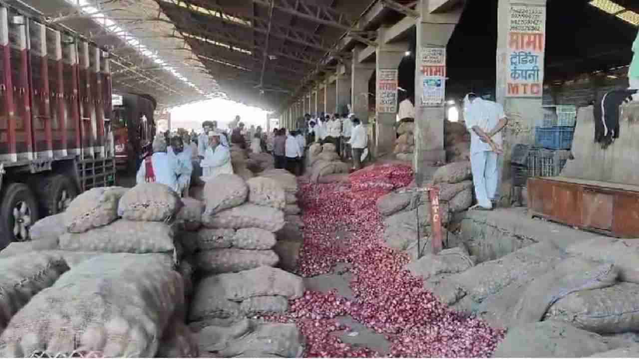 Onion Price | कांद्याच्या दरात घसरण, महिन्याभरात कांद्याचे दर निम्यावर