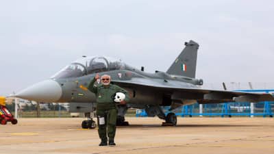 PM Modi in Tejas | पंतप्रधान नरेंद्र मोदींनी राफेल सोडून तेजसमधूनच का उड्डाण केलं?