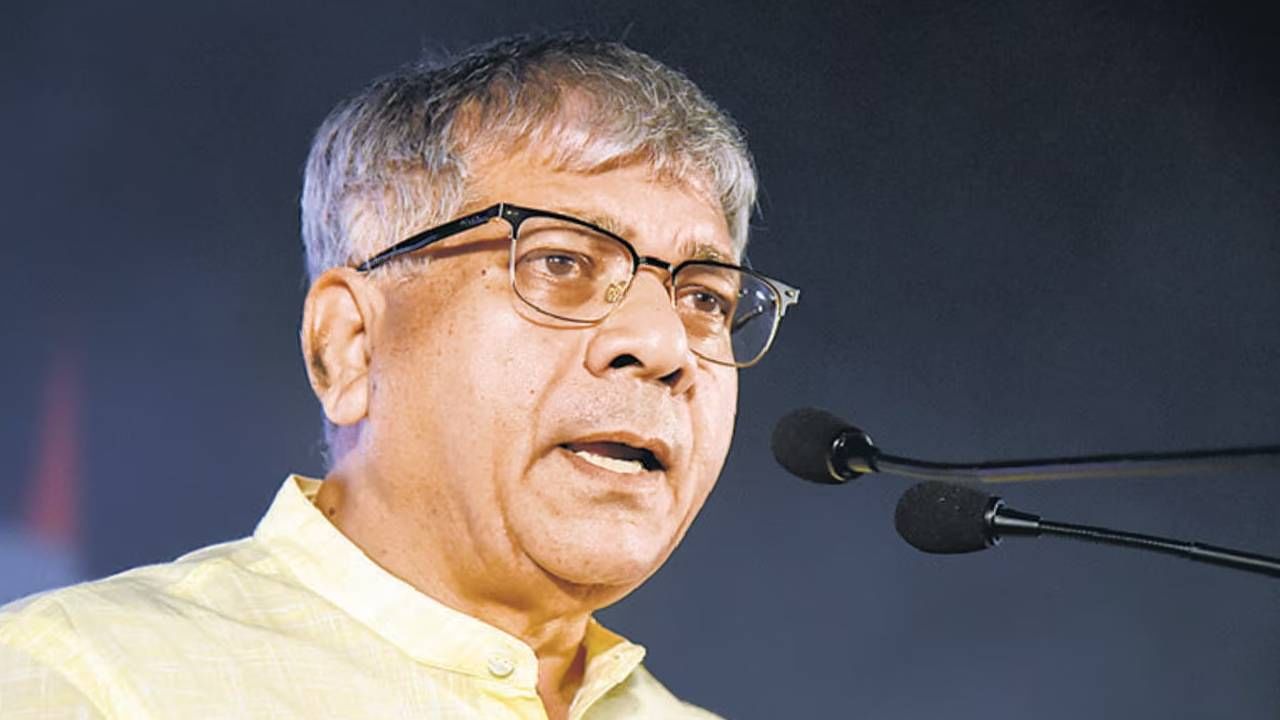 Prakash Ambedkar : 6 डिसेंबरनंतर देशात काहीही होऊ शकतं, प्रकाश आंबेडकर यांचा दावा काय?