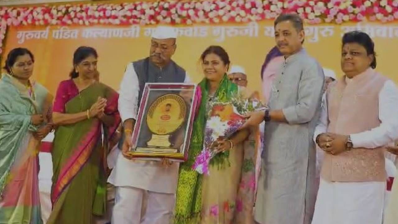 'वारकरी संगीत परंपरा' पुस्तक प्रकाशनात संगिताची मेजवाणी 'वारकरी संगीत परंपरा' पुस्तक प्रकाशनात संगिताची मेजवाणी
