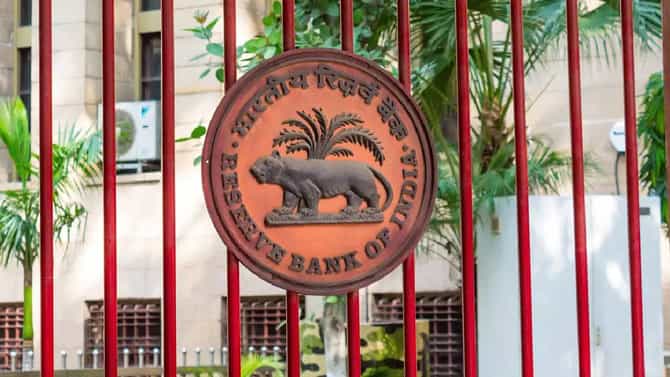आरबीआयची मोठी कारवाई, 3 बँकांना ठोठावला 10 कोटींचा दंड, अभ्युदय बँकेचे संचालक मंडळ बरखास्त