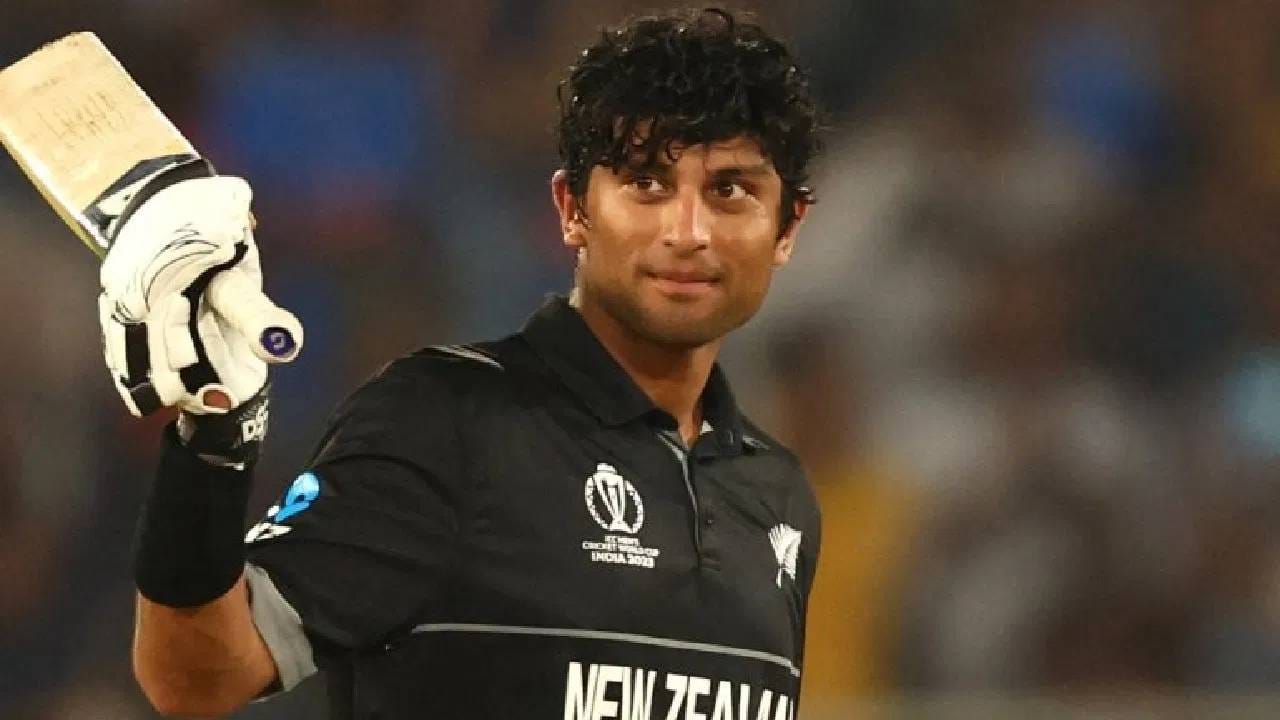 श्रीलंकेविरुद्धच्या सामन्यात न्यूझीलंडचा तरूण अष्टपैलू खेळाडू रचिन रवींद्रने इतिहास रचला आहे. 42 धावा करत दिग्गज खेळाडूंना मागे टाकलं आहे. या सामन्यात रचिनची कामगिरी जबरदस्त राहिली आहे. 