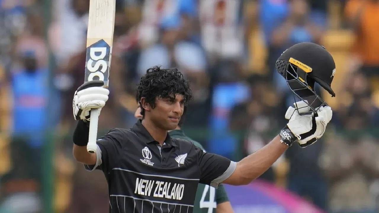 जॉनी बेअरस्टोने 2019 च्या वनडे वर्ल्डकप स्पर्धेत 532 धावा करून विक्रम केला होता. आता रचिन रवींद्रने 565 धावा करत त्याला मागे टाकलं आहे.