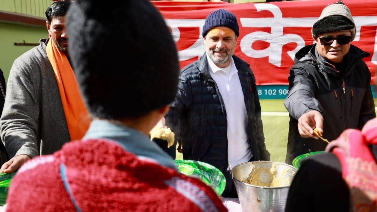 केदारनाथ मंदिरात मोठ्या संख्येने भाविक येत असतात. या भाविकांची राहुल गांधी यांनी सेवा केली. त्यांना जेवण वाढलं. 