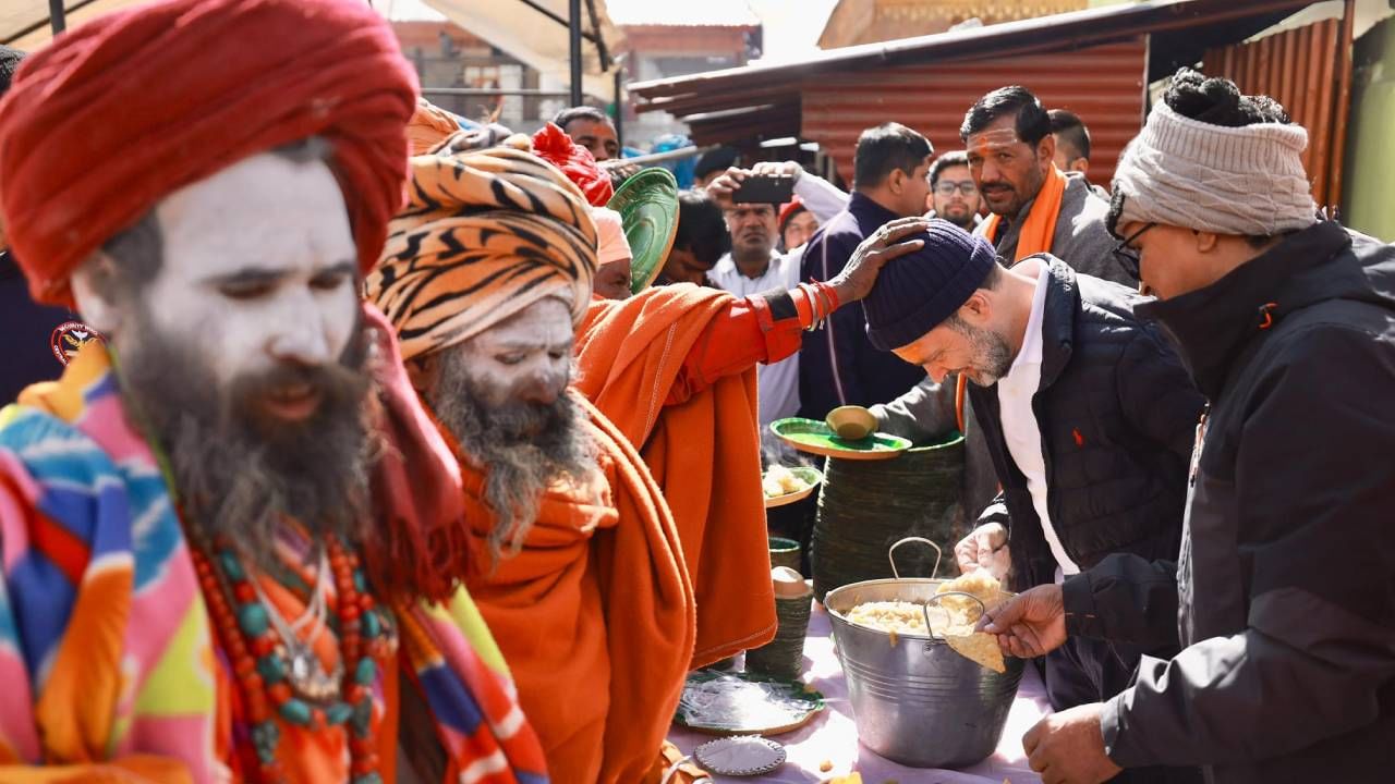 राहुल गांधी यांनी केदारनाथच्या दर्शनासाठी आलेल्या साधूंचे आशीर्वाद घेतले. राहुल गांधी यांचे हे फोटो सोशल मीडियावर चर्चेत आहेत. 