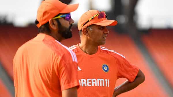 चक दे इंडिया या चित्रपटात शाहरूख खान याने हॉकी प्रशिक्षक कबीर खान ही भूमिका साकारली होती. या चित्रपटाची चर्चा आजही होत आहे. महिला हॉकी संघाला जेतेपद जिंकून देण्यात कबीर खान याची मोलाची भूमिका असल्याचं या चित्रपटात दाखवण्यात आलं आहे.