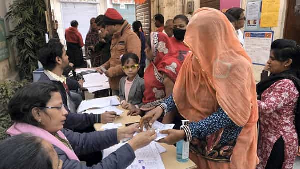 राजस्थानमध्ये विधानसभा निवडणुकीसाठी आज मतदान होत आहे. मतदानाला उत्सुर्त प्रतिसाद मिळत आहे. आज सकाळी 11 वाजेपर्यंत 24.74% मतदान झालं आहे. अशातच महिला मतदार मोठ्या संख्येने मतदान करताना दिसत आहे.