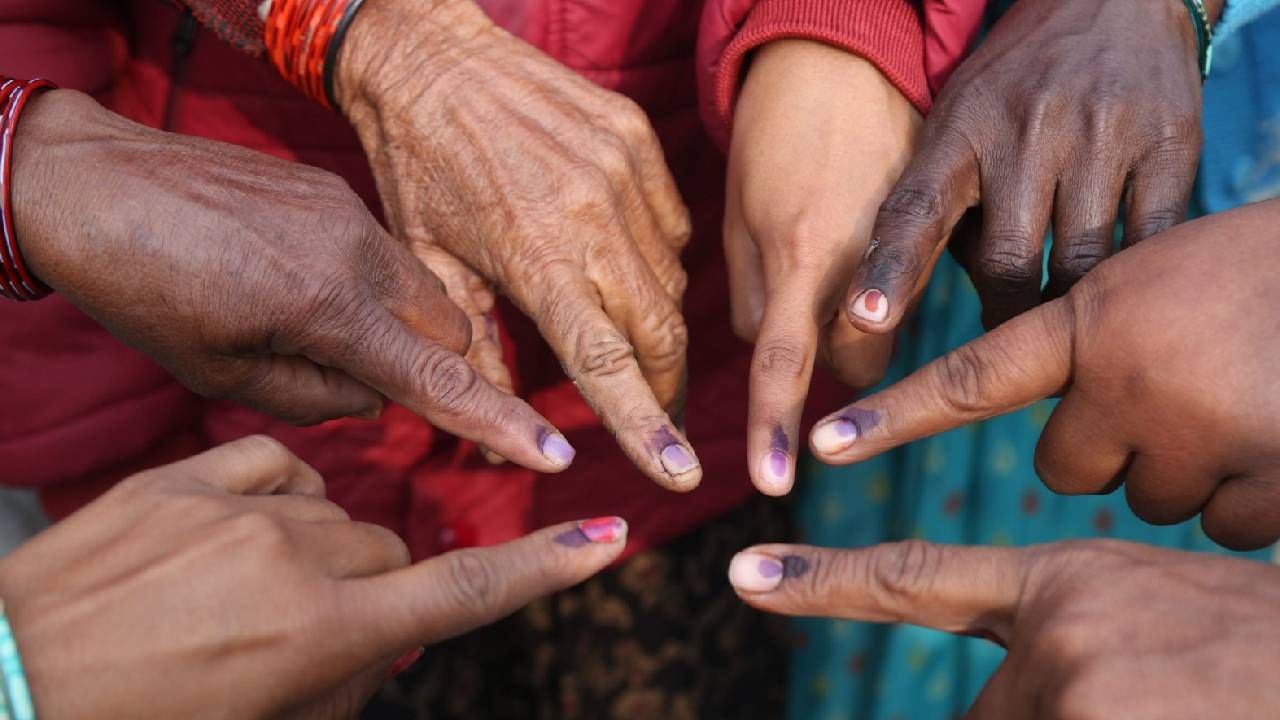 आज मतदान प्रक्रिया पार पडेल. त्यानंतर 3 डिसेंबरला निकाल जाहीर होईल. यंदा काँग्रेस विरूद्ध भाजप अशी थेट लढत पाहायला मिळाली. त्यामुळे यंदा कोण बाजी मारणार हे पाहणं महत्वाचं असेल. पण या निकालात महिलांचं 'मत' निर्णायक ठरण्याची शक्यता आहे. 