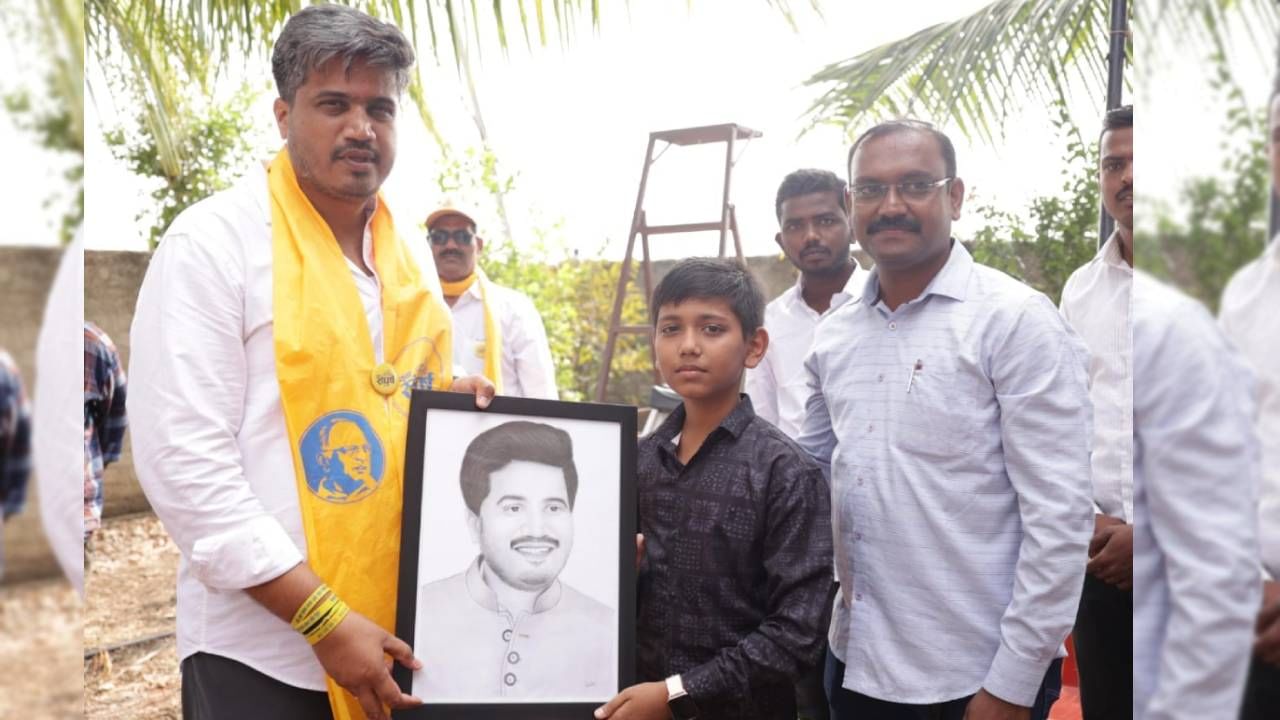 युवा संघर्ष यात्रेदरम्यान परभणीतल्या जिंतूरमधल्या रुद्र कदम या चिमुकल्याने रोहित पवार यांची भेट घेतली. दिवाळीच्या सुट्टीत रुद्रने पोहित पवार यांचं चित्र रेखाटलं. हे चित्र या चिमुकल्याने रोहित पवार यांना भेट दिलं. 