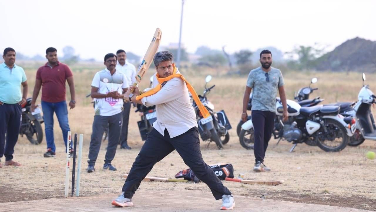 रोहित पवार यांनी या युवा संघर्ष यात्रेतून तरूणांशी संवाद साधत आहेत. त्यांच्या अॅक्टिव्हिटीमध्ये सहभागी होत आहेत. अशात क्रिकेट खेळणाऱ्या तरूणांसोबत रोहित पवार यांनी क्रिकेटचा आनंद घेतला. 