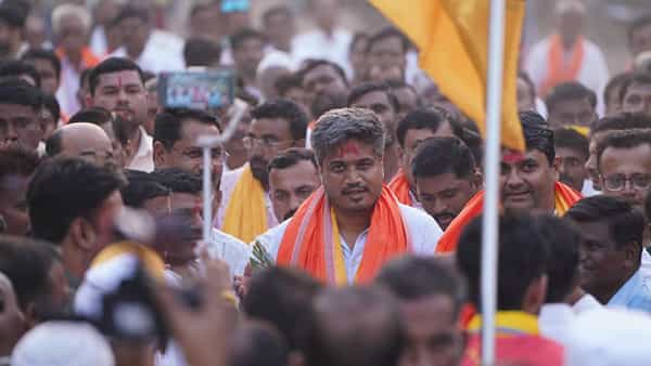 राष्ट्रवादीचे कर्जत जामखेडचे आमदार रोहित पवार सध्या युवा संघर्ष यात्रा करत आहेत. या यात्रेअंतर्गत ते स्थानिकांशी भेटीगाठी करत आहेत. त्यांच्या समस्या जाणून घेत आहेत.