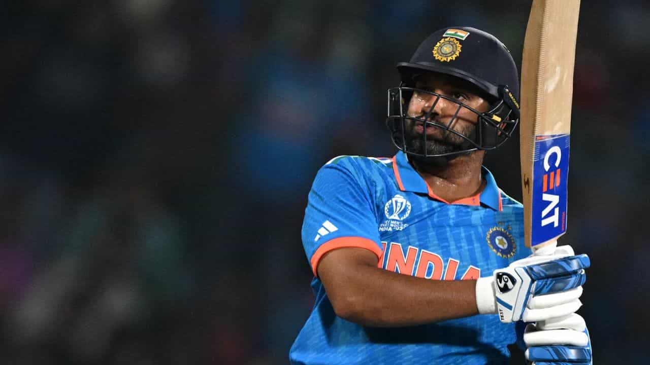 भारतीय संघाचा कर्णधार रोहित शर्मा याने वर्ल्ड कपमध्ये रोहित शर्मा खतरनाक अंदाजात बॅटींग करत आहे. विरोधी संघाच्या गोलंदाजांचा धुरळा उडवून टाकत आहे. रोहितने या धमाकेदार अंदाजात खेळत शिरपेचात मानाचा तुरा रोवला आहे.