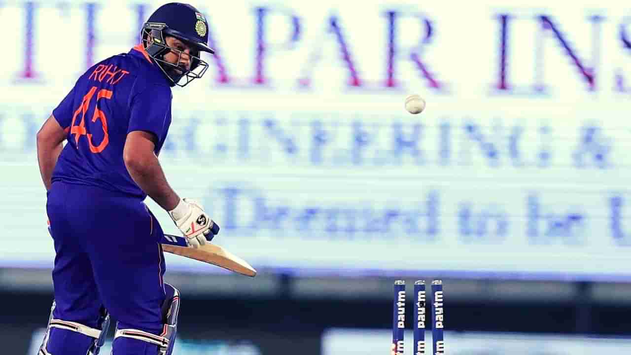 Rohit Sharma Bold : भारत-श्रीलंका मॅचमध्ये पहिल्याच ओव्हरमध्ये हिटमॅन बोल्ड, पाहा व्हिडीओ