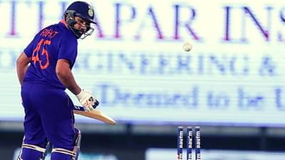 Rohit Sharma Bold : भारत-श्रीलंका मॅचमध्ये पहिल्याच ओव्हरमध्ये हिटमॅन बोल्ड, पाहा व्हिडीओ