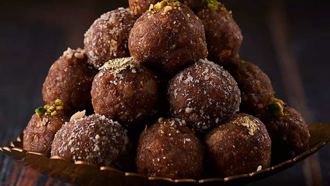 कर्ज बुडवलं? मग खा चॉकलेटचा लाडू! या बँकेची अनोखी गांधीगिरी