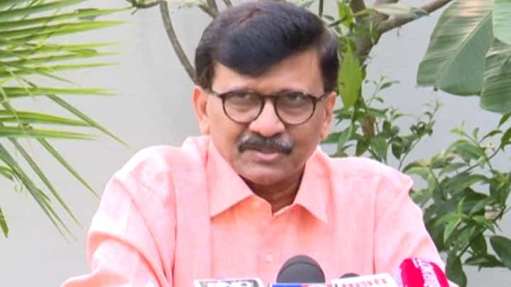 Sanjay Raut : ... ही गृहमंत्रालयाची विकृती, संजय राऊत यांचा 'त्या' राड्यावरून देवेंद्र फडणवीस यांच्यावर हल्लाबोल Sanjay Raut : ... ही गृहमंत्रालयाची विकृती, संजय राऊत यांचा 'त्या' राड्यावरून देवेंद्र फडणवीस यांच्यावर हल्लाबोल
