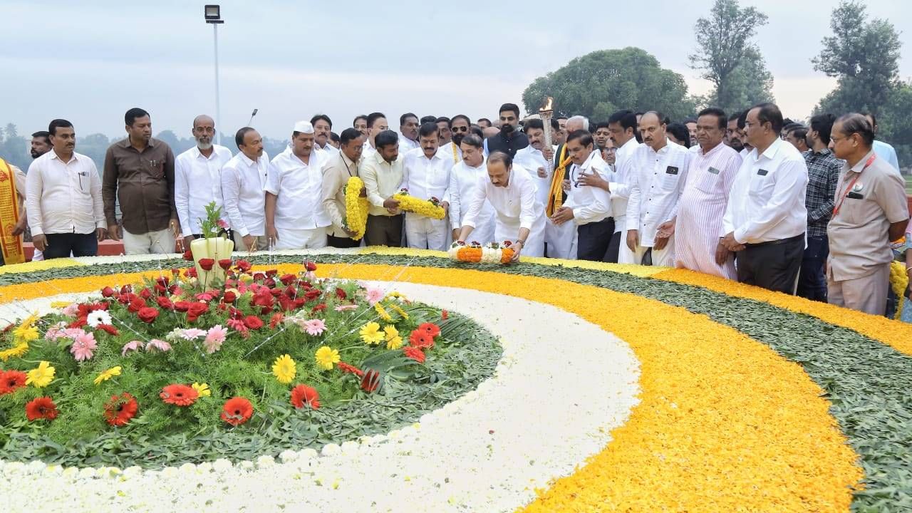 सुसंस्कृ राजकारणाची मुहूर्तमेढ स्वर्गीय यशवंतराव चव्हाण यांनी रोवली, असं म्हणत अजित पवार यांनी आदरांजली अर्पण केली. 