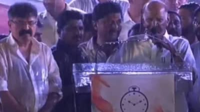 शरद पवार पुन्हा पावसात बरसले; लोकांनी खुर्च्या डोक्यावर घेतल्या पण भाषण ऐकलं!, यंदा कुणाची विकेट जाणार?