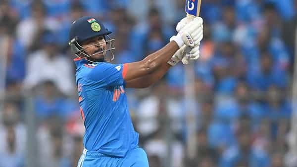 वनडे वर्ल्डकप स्पर्धेत टीम इंडियाने जबरदस्त खेळी केली आहे. विराट कोहली आणि श्रेयस अय्यर यांनी शतकी खेळी करत टीम इंडियाचा स्कोअर 350 च्या पार नेल्या आहेत.