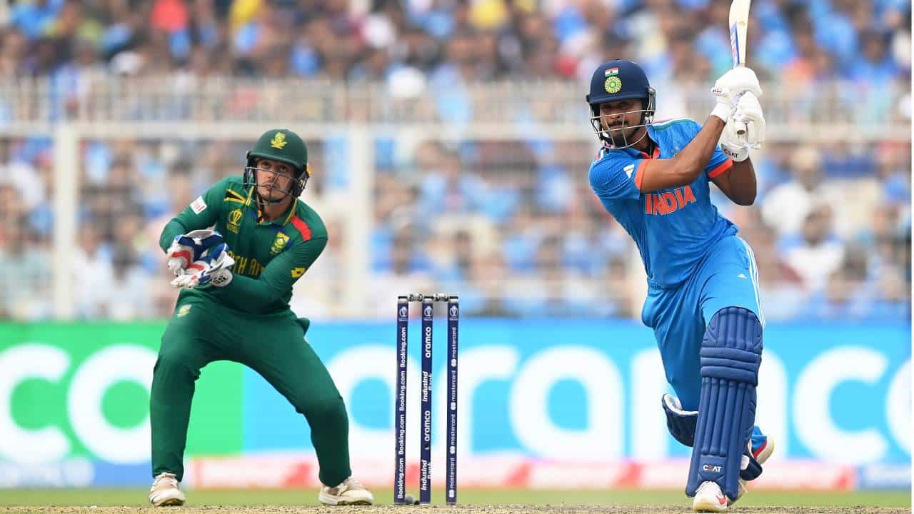 वनडे वर्ल्डकपमध्ये श्रेयस अय्यर चौथ्या क्रमांकावर फलंदाजीसाठी येतो. पण सुरुवातीच्या काही सामन्यात त्याच्याकडून हवी तशी कामगिरी झाली नाही. पण श्रीलंका आणि दक्षिण अफ्रिकेविरुद्धच्या सामन्यात त्याला लय सापडली आहे.