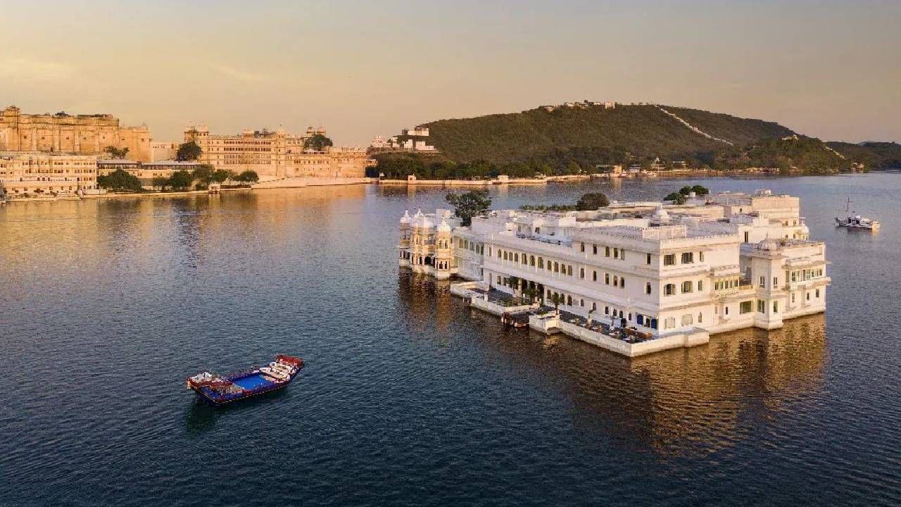 ताज लेक पॅलेस : राजस्थानच्या उदयपूरमध्ये हे ताज लेक पॅलेस हॉटेल आहे. तळ्या काठी असलेलं हे हॉटेल प्रचंड लोकप्रिय आहे. आधी हा एक महल होता. नंतर त्याचं रुपांतर हॉटेलमध्ये करण्यात आलं. हे हॉटेल डेस्टिनेशन वेडिंगसाठी चांगला पर्याय आहे. 