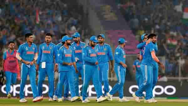 पराभवानंतर फॅन्स मर्यादा विसरले, भारताच्या दोन खेळाडूंच नाव पुकारताच तिरस्काराचे सूर, VIDEO