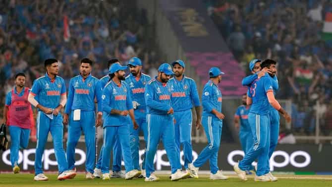 पराभवानंतर फॅन्स मर्यादा विसरले, भारताच्या दोन खेळाडूंच नाव पुकारताच तिरस्काराचे सूर, VIDEO