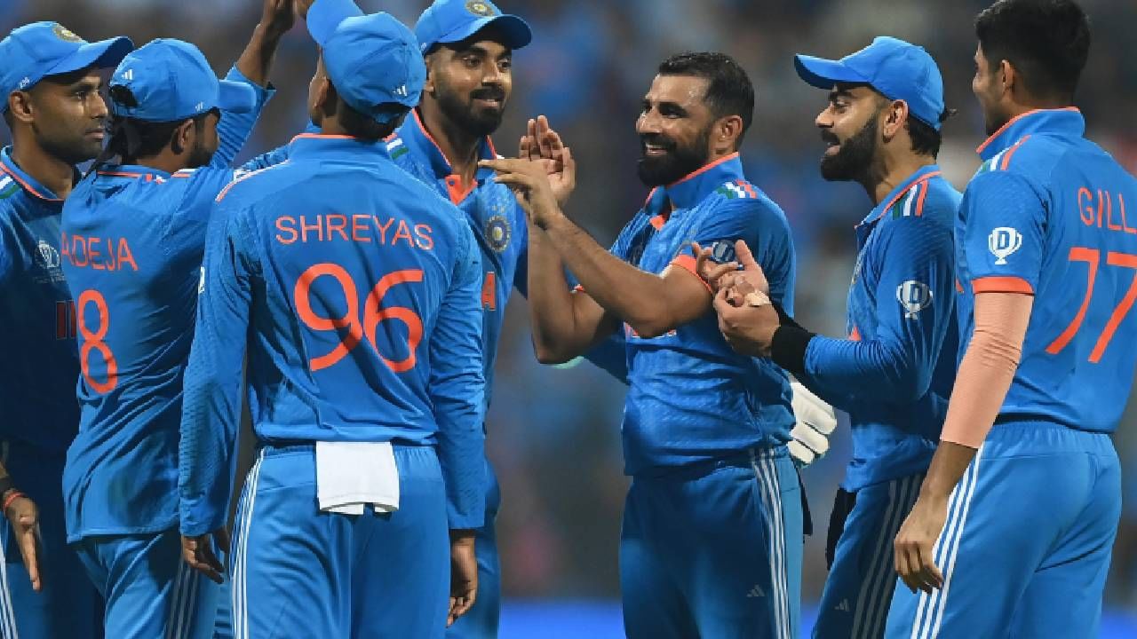 मोहम्मद शमी याला सुरुवातीला काही सामन्यात संधी दिली गेली नाही. मात्र शमीला संधी मिळाली तेव्हा त्याने 2 सामन्यात 4 आणि एका सामन्यात 5 विकेट्स घेतल्या. शमीच्या नावावर या वर्ल्ड कपमध्ये 16 विकेट्स आहेत. आता शमीकडून न्यूझीलंड विरुद्ध तडाखेदार कामगिरी अपेक्षित आहे.