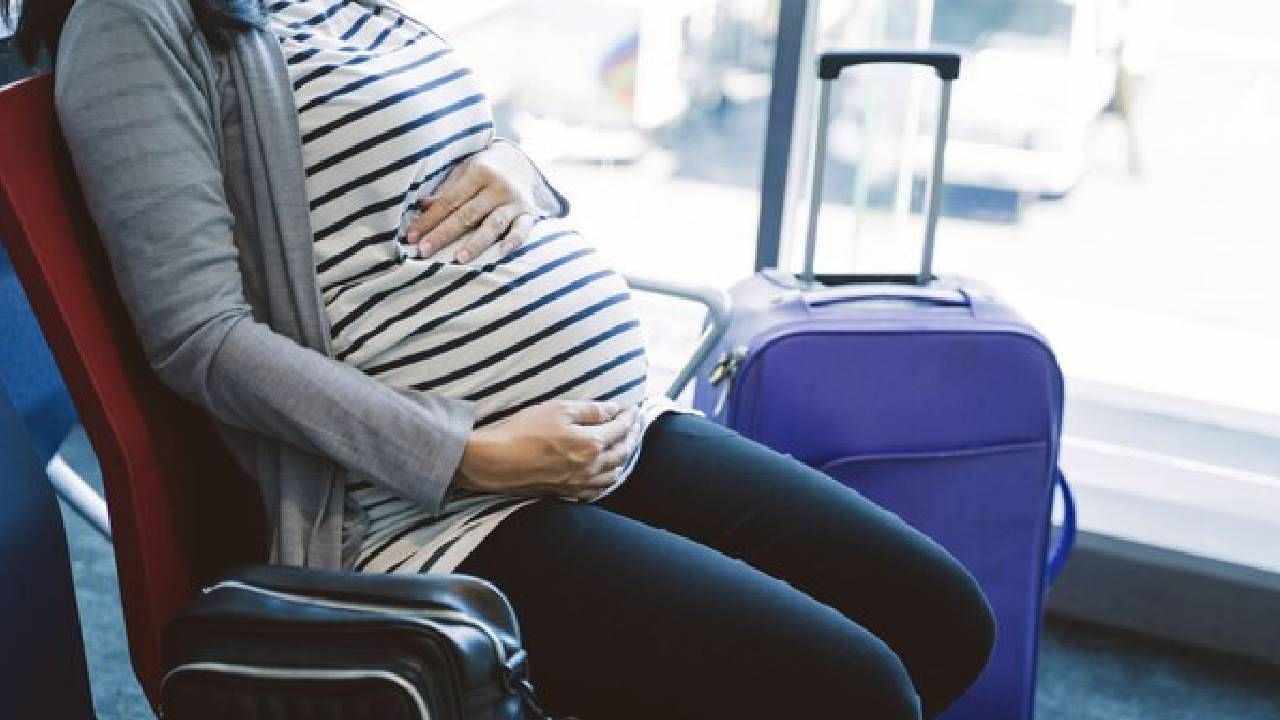 Travelling Tips : गरोदरपणात प्रवास करताय ? या गोष्टींची जरूर घ्या काळजी Travelling Tips : गरोदरपणात प्रवास करताय ? या गोष्टींची जरूर घ्या काळजी