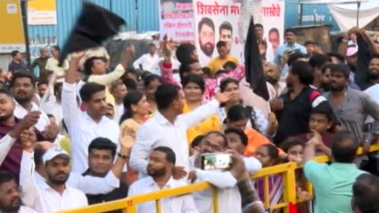 मुंब्र्यात उद्धव ठाकरे यांचे पोस्टर फाडल्याचा देखील प्रकार घडला. उद्धव ठाकरे यांच्यावर या प्रकारानंतर थेट प्रवीण दरेकर हे टीका करताना देखील दिसले. 