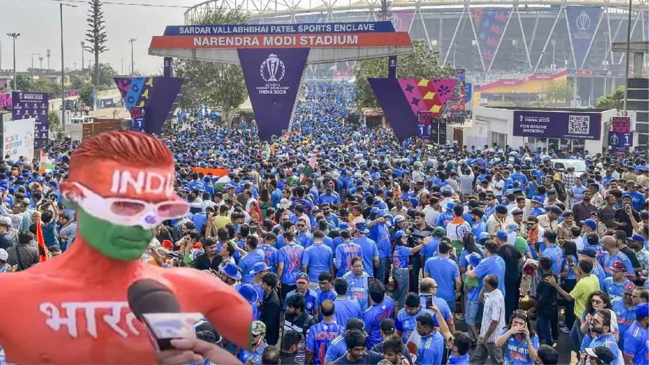 IND vs AUS Final : १०० टक्के इंडियाच जिंकणार, भारतीयांमध्ये एकच उत्साह अन् धडधड; मोदी स्टेडिअम बाहेर क्रिकेटप्रेमींचं वादळ
