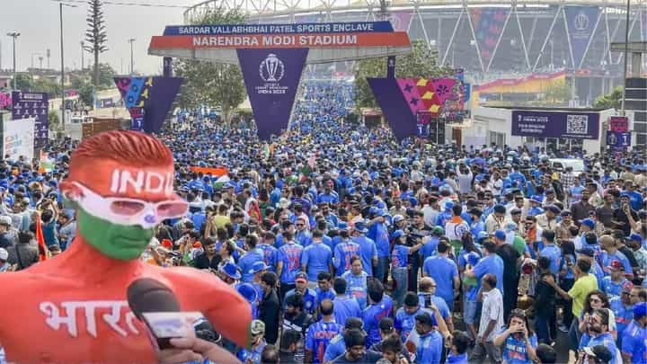 IND vs AUS Final : १०० टक्के इंडियाच जिंकणार, भारतीयांमध्ये एकच उत्साह अन् धडधड; मोदी स्टेडिअम बाहेर क्रिकेटप्रेमींचं वादळ IND vs AUS Final : १०० टक्के इंडियाच जिंकणार, भारतीयांमध्ये एकच उत्साह अन् धडधड; मोदी स्टेडिअम बाहेर क्रिकेटप्रेमींचं वादळ